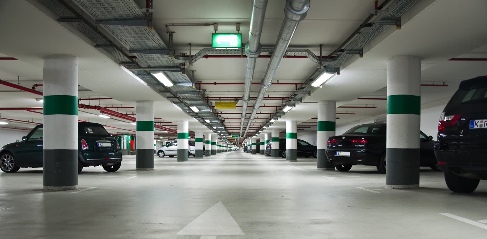 Estacionamiento subterráneo con sistema de parking instalado por Conexam en Chile
